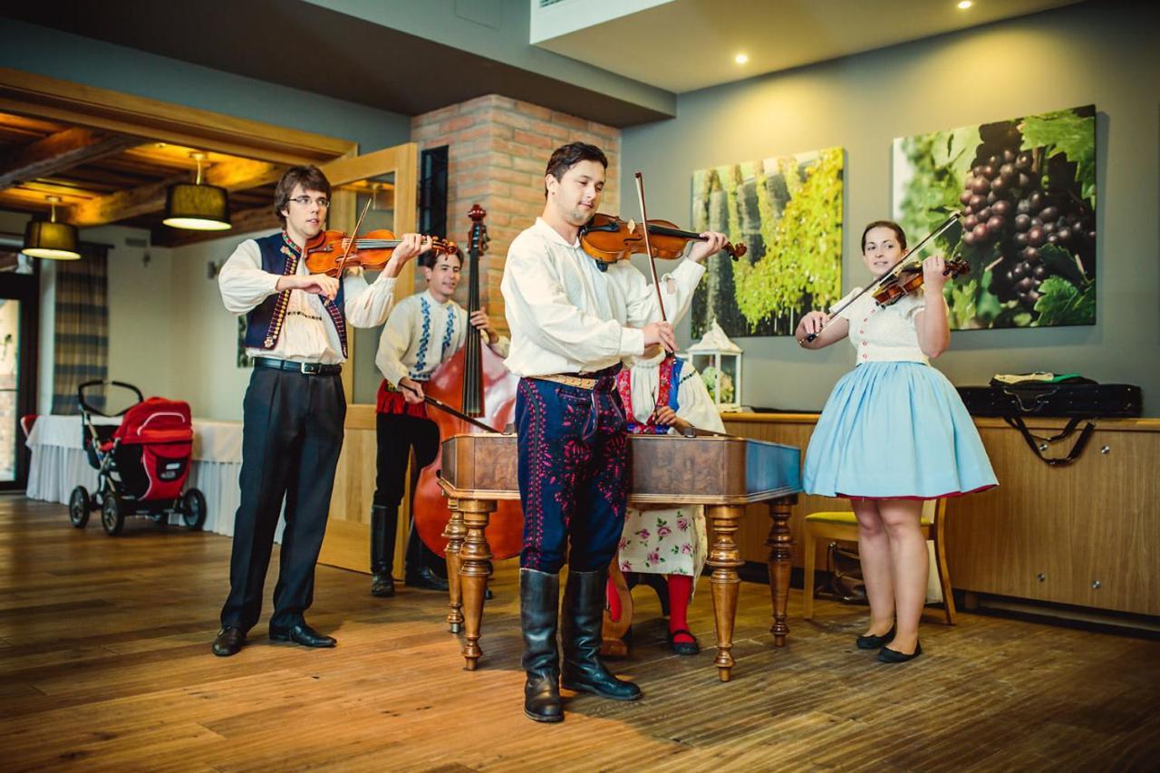 Hotel Lidovy Dum Bzenec Ngoại thất bức ảnh
