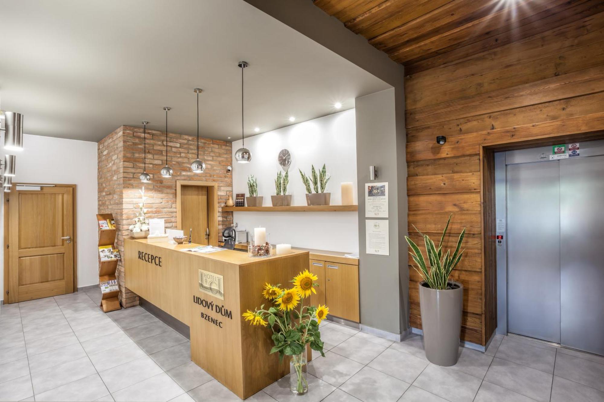 Hotel Lidovy Dum Bzenec Ngoại thất bức ảnh
